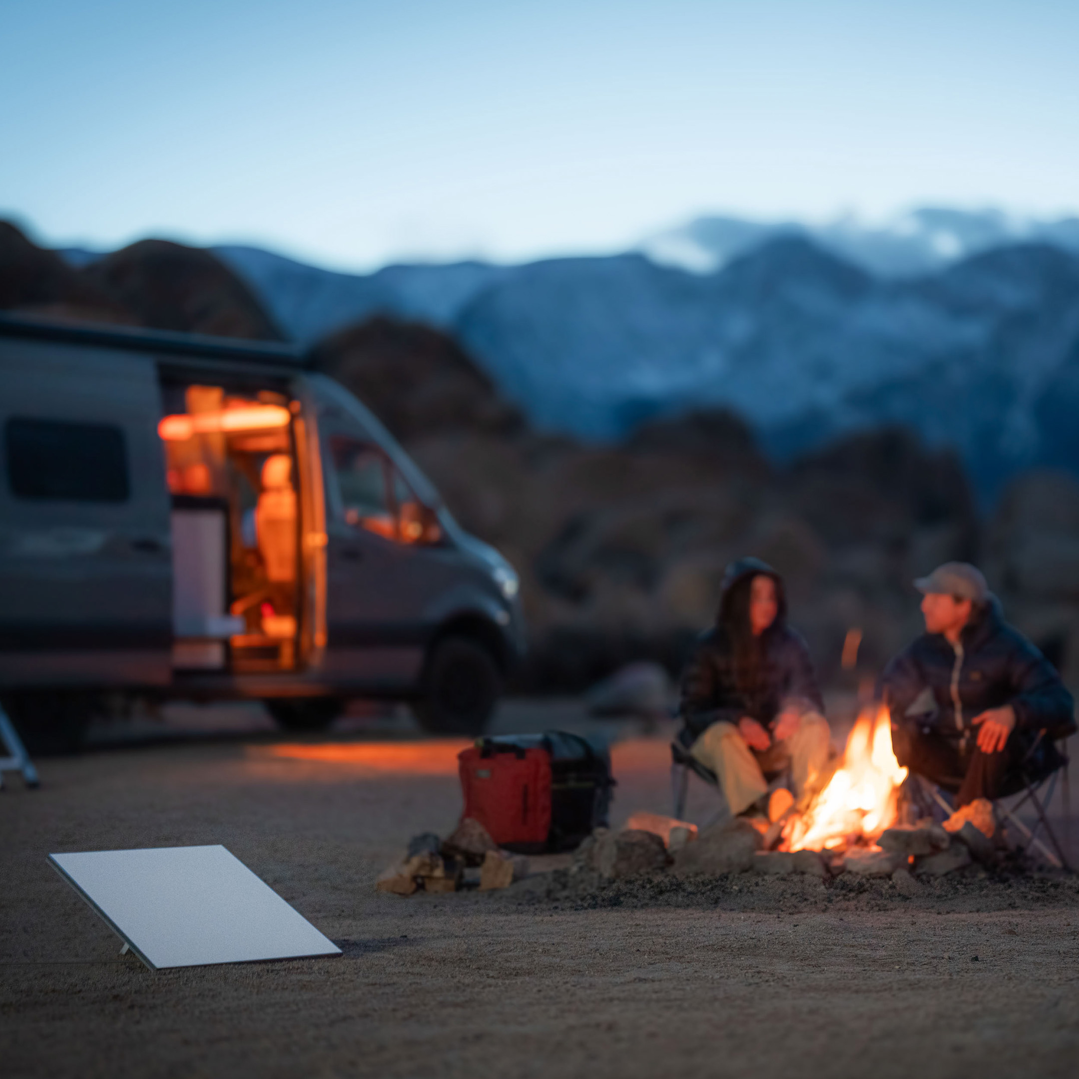 Starlink Mini Antenne vor einem Wohnmobil auf einem Campingplatz – Satelliteninternet beim Camping